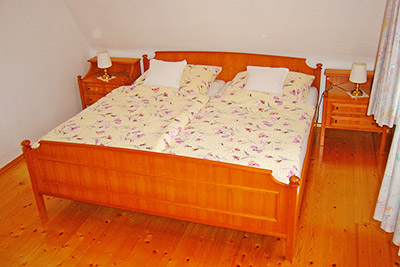 Schlafzimmer mit Doppelbett