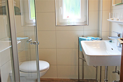 Badezimmer mit Dusche und WC