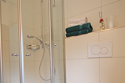 Badezimmer mit Dusche und WC